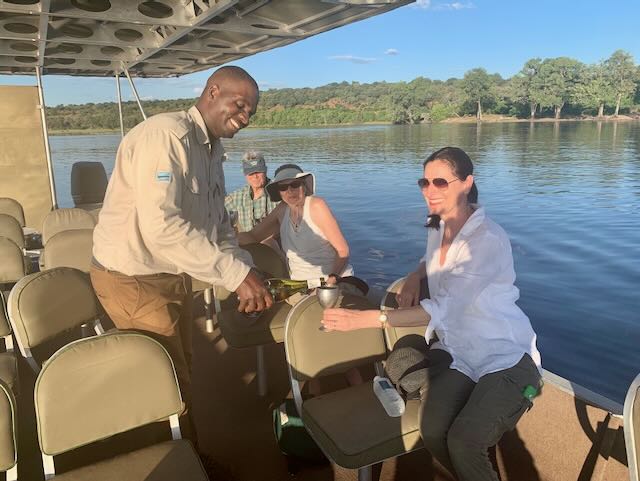 Sunset drinks Afrika im Safari Boot Chobe Fluß